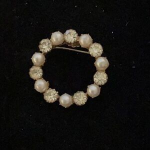 Vintage Lisner Pearl Crystal Wreath Circle Brooch Pin